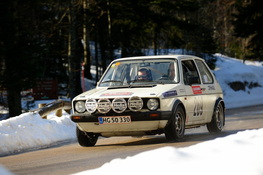 Motorproblemer har sat Bent Mikkelsen og Jan Østergaard tilbage. Deres VW Golf GTI står nu til lynservice torsdag morgen, når løbet starter igen.